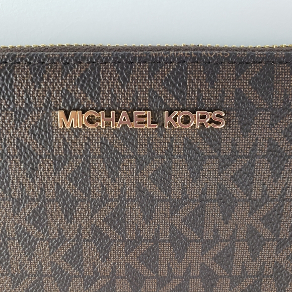 MICHAEL KORS LARGE ZIP A ROUND MK BROWN WALLET - Picture 5 of 12